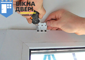 Чи можна свердлити пластикове вікно під кабель та жалюзі?