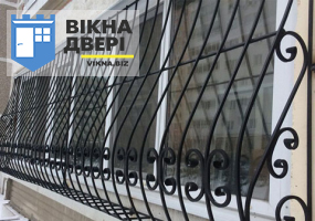 Скління балкона з ґратами: види, критерії вибору