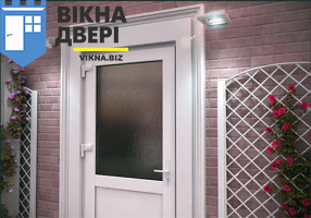 З чого складається вартість вхідних пластикових дверей